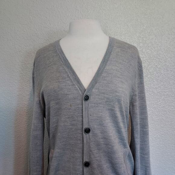 🔴3/$20 Gap Extra Fine Merino Wool Gray Cardigan - FLAW Size M - Picture 2 of 13